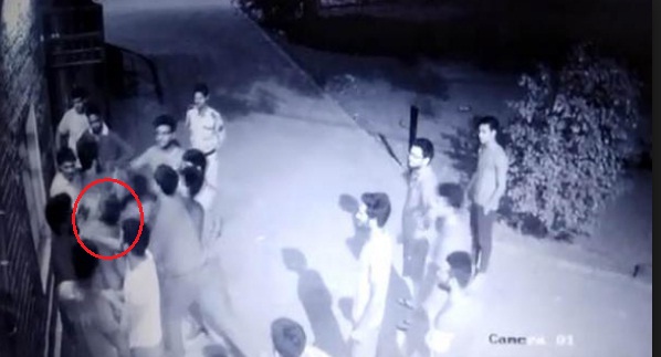 Photo of DU में छात्र की पिटाई , ‘तुम यूपी-बिहार के हो यहां………. , घटना सीसीटीवी में कैद