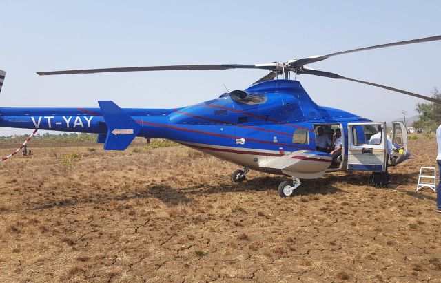 Photo of पालघर में फ्युचरा ट्रावेल कंपनी के हेलीकॉप्टर की इमरजेंसी लैंडिंग,हादसे का शिकार होते होते बचा हेलीकॉप्टर