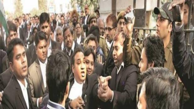 Photo of दिल्ली में वकीलों से मारपीट, सभी जिला अदालतों में हड़ताल