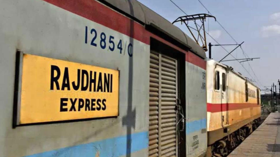 Photo of 20 घंटे से ज्यादा लेट हुई राजधानी और दुरंतो तो रेलवे यात्रियों को देगा यह सुविधा