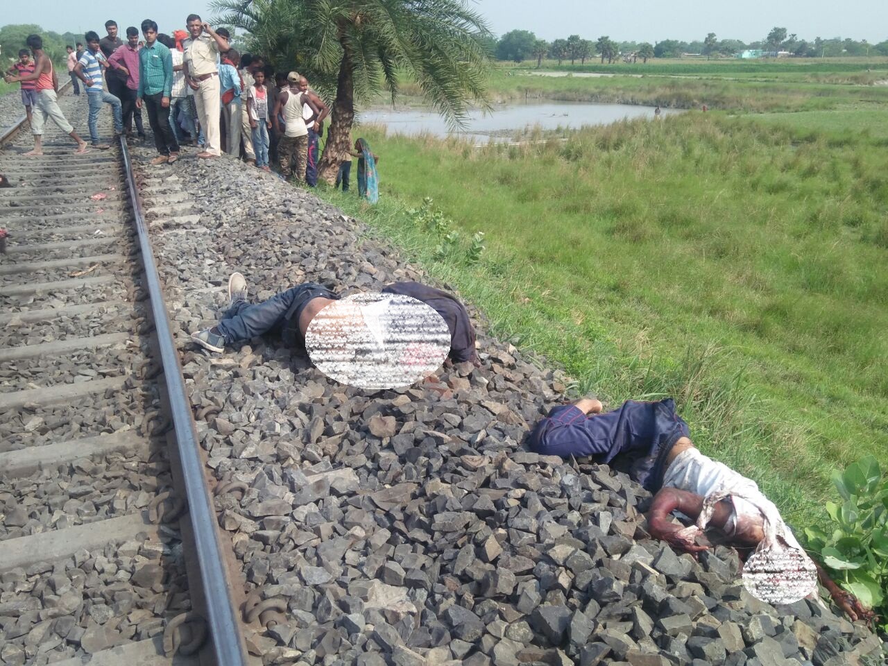 Photo of घर से 30 किलोमीटर दूर जाकर प्रेमी जोड़े ने की ट्रेन से कटकर आत्महत्या !