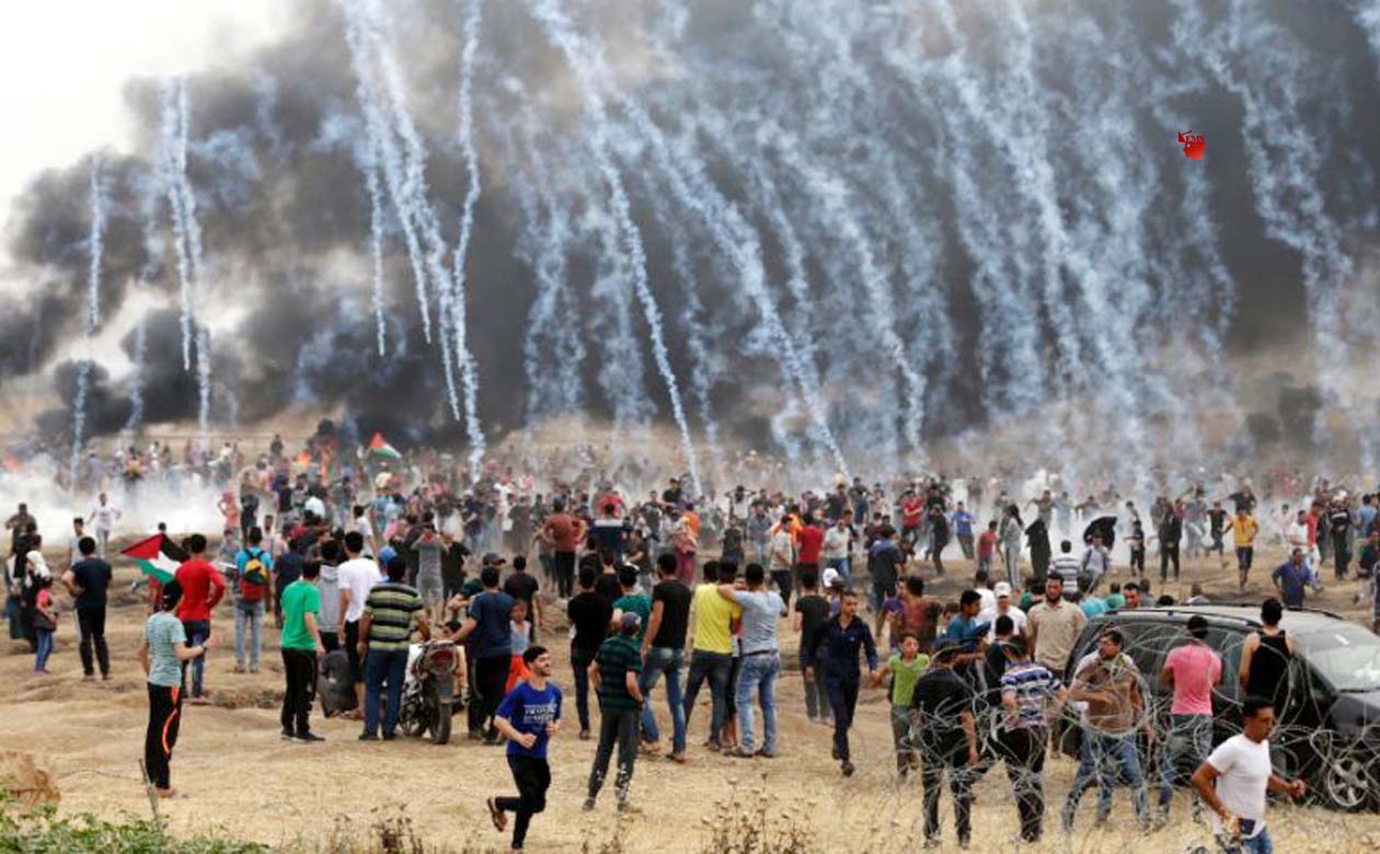 Photo of प्रदर्शनकारियों पर संघर्ष के दौरान आंसू गैस के गोले बड़े पैमाने पर दागे गए
