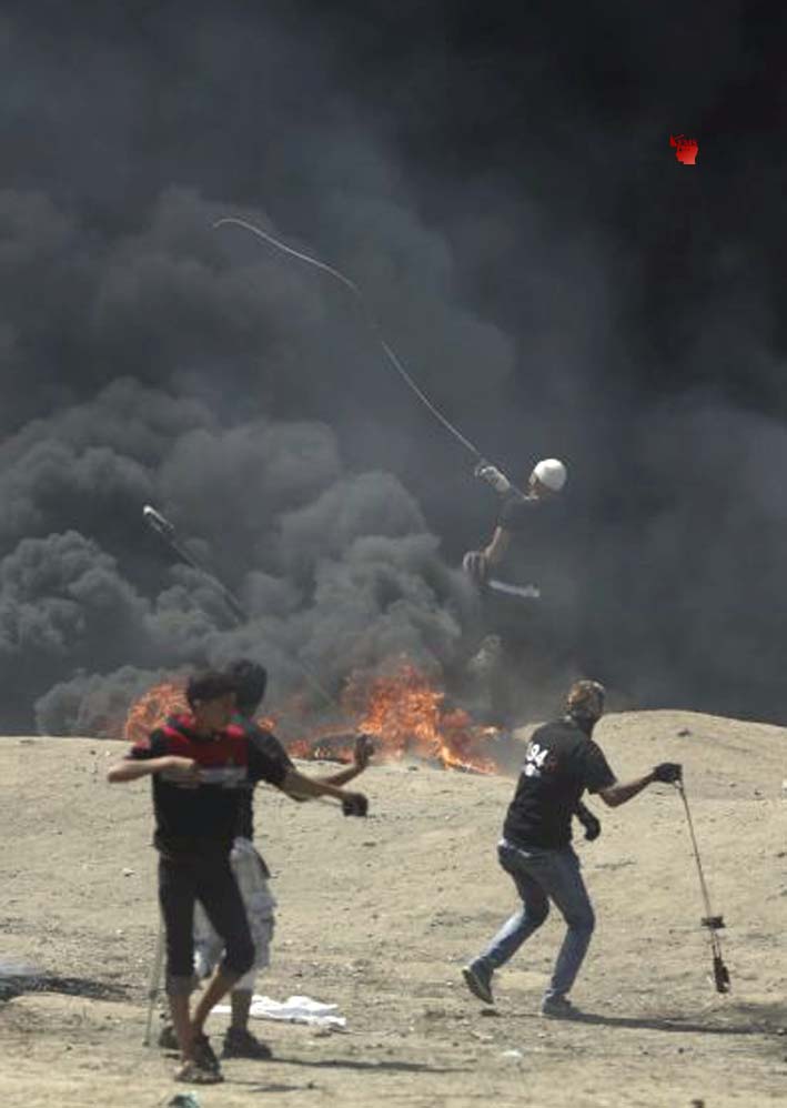 Photo of सैनिकों पर पत्थर फेंकते हुए फिलिस्तीनी प्रदर्शनकारी