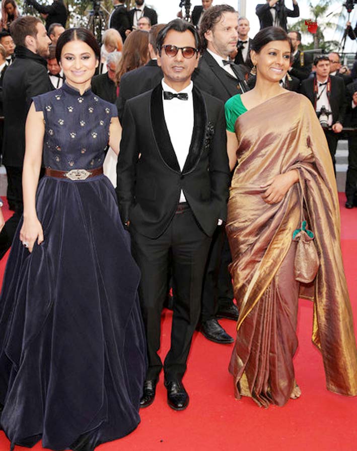 Photo of नवाजउददीन सिद्वीकी व नंदिता दास रेड कारपेट पर एकसाथ नजर आये।