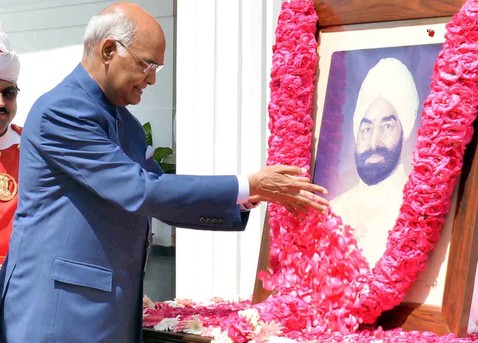 Photo of पूर्व राष्ट्रपति स्वर्गीय ज्ञानी को पुष्पांजलि अर्पित करते हुए राष्ट्रपति रामनाथ कोविंद