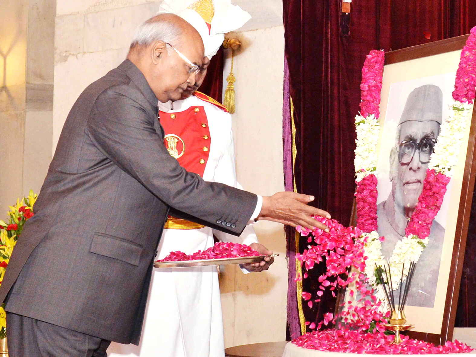 Photo of पूर्व राष्ट्रपति नीलम संजीव रेड्डी को पुष्पांजलि अर्पित करते हुए राष्ट्रपति रामनाथ कोविंद