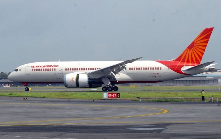 Photo of एयर इंडिया के विमान की मुंबई में इमरजेंसी लैंडिंग, 143 थे सवार