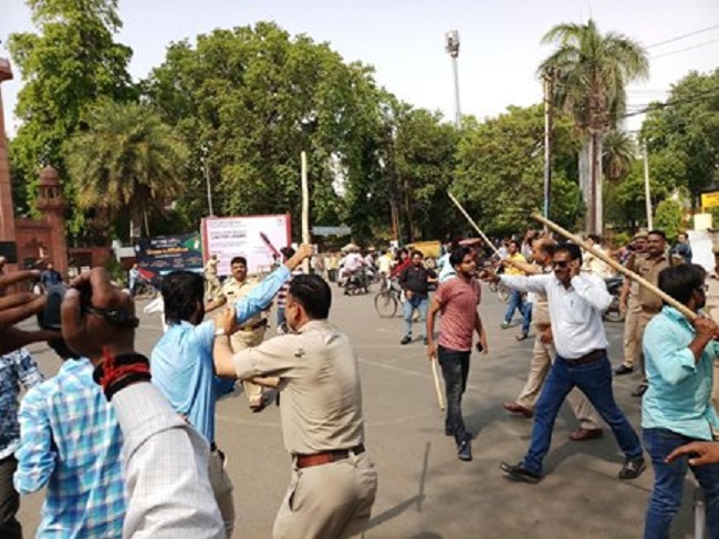 Photo of एएमयू में फायरिंग-लाठीचार्ज में एक दर्जन से अधिक छात्र घायल