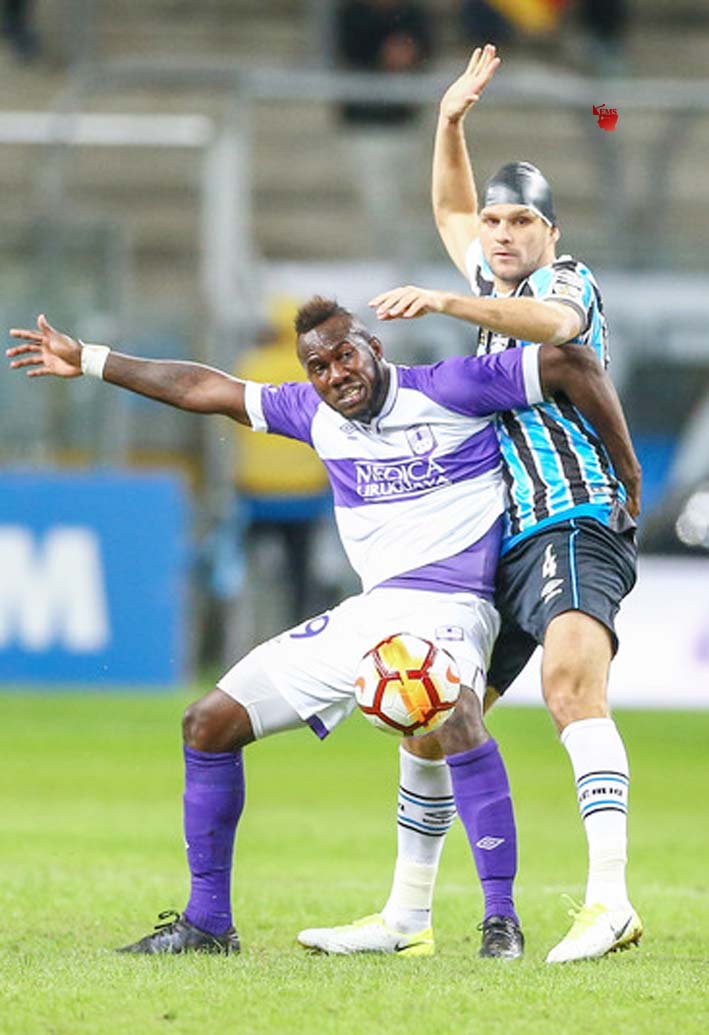 Photo of ब्राजील में एक मुकाबले में गेंद के लिए संघर्ष करते हुए वाल्टर व सैसिलियो