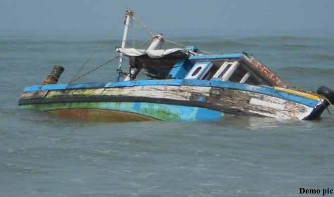 Photo of अरब सागर में मछली पकड़ने गयी नाव डूबी , 13 लोगो बचाया गया