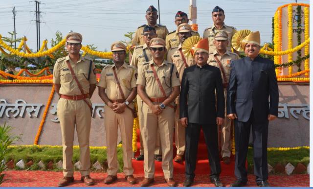 Photo of महाराष्ट्र दिवस पर पालघर डीएम ने पुलिस अधिकारियो और कर्मियों को किया सम्मानित