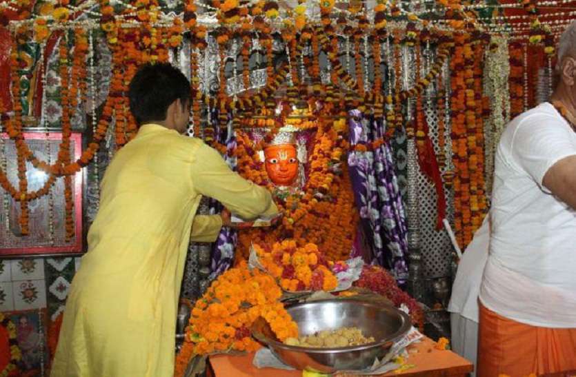 Photo of जानिए क्यों खास है जेठ मास का ‘बड़ा मंगल , हनुमान मंदिरों में रात एक बजे से ही भक्त लाइन में …….