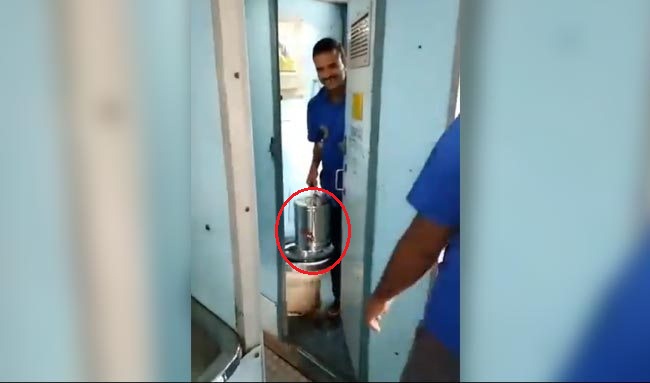 Photo of ट्रेन में चाय के अंदर मिलाया जा रहा था टॉयलेट का पानी , वायरल हुआ विडियो ………