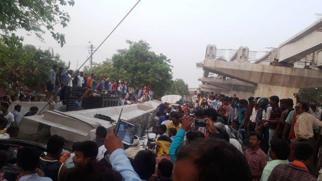 Photo of वाराणसी : कैंट स्टेशन के सामने निर्माणाधीन पुल गिरा , 12 लोगों की मौत , कई घायल