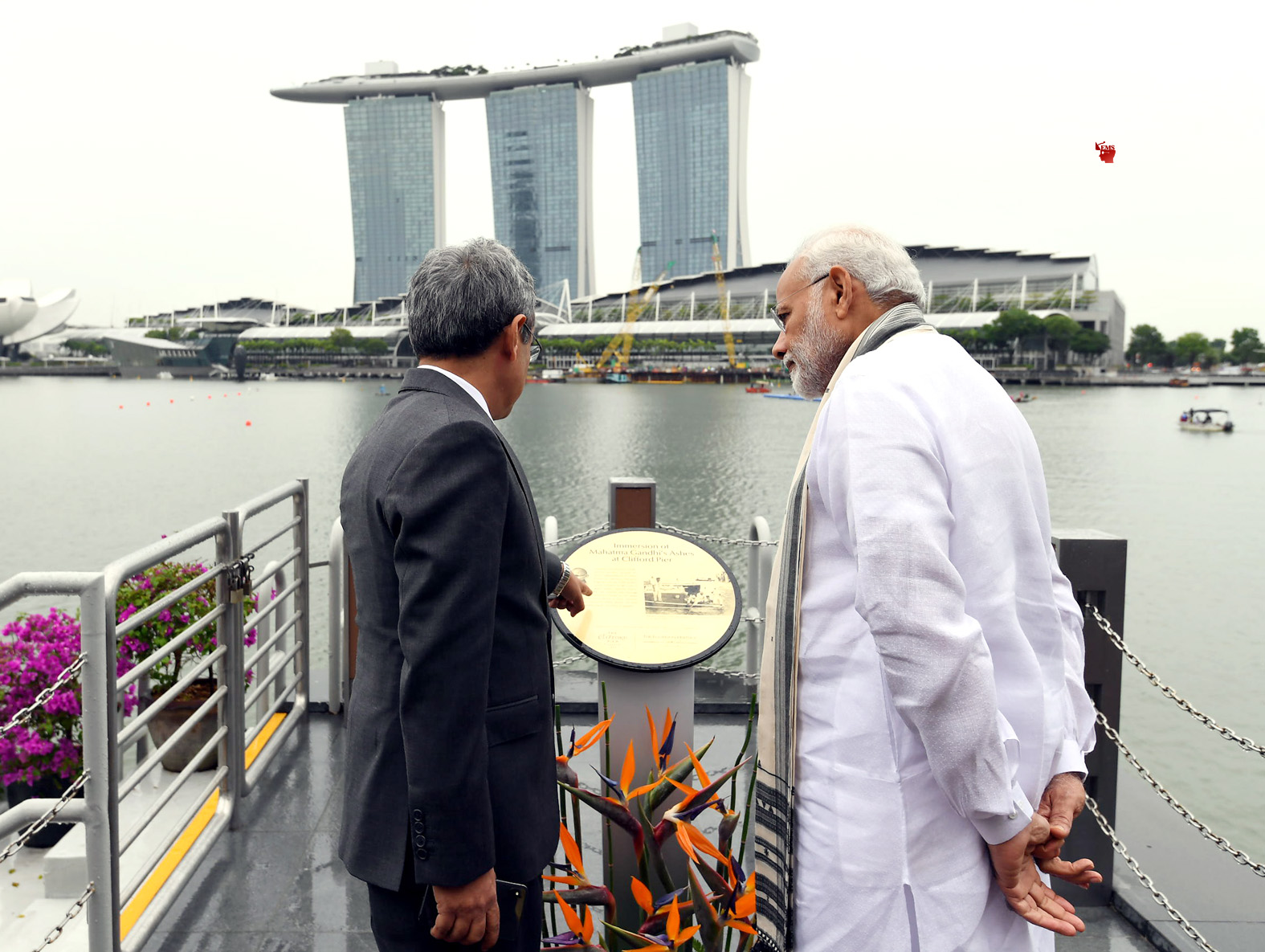 Photo of PM मोदी ने सिंगापुर के पूर्व पीएम के साथ मिलकर किया गांधी पट्टिका का अनावरण