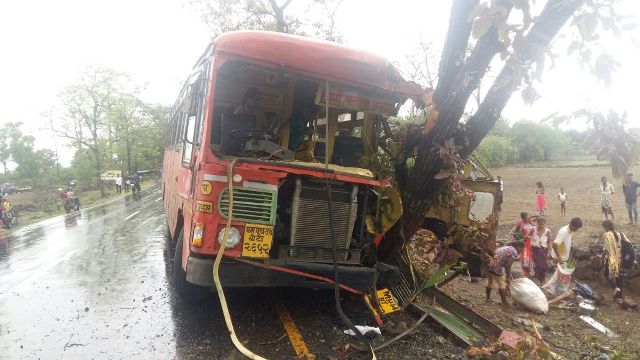 Photo of पालघर जिला : जव्हार में MSRTC की बस पेड़ से टकराई 12 बस यात्री घायल  ,एक की हालत गंभीर