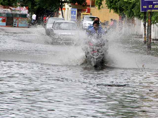 Photo of बारिश से तालाब बनी सड़कें, लोगों की मुसीबत बढ़ी