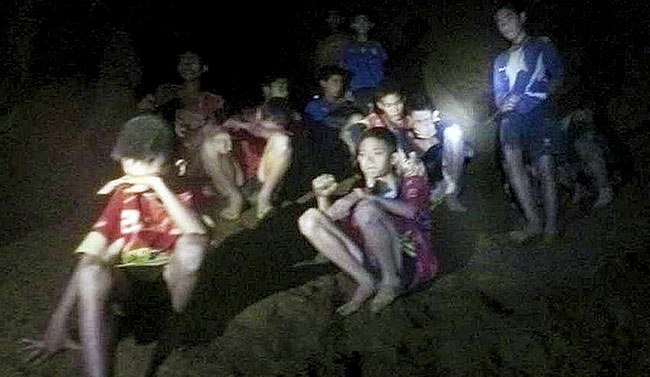 Photo of इस वजह से 9 दिन बाद भी गुफा में जिंदा मिले फुटबॉल खिलाड़ी , बचाने में सेना जुटी