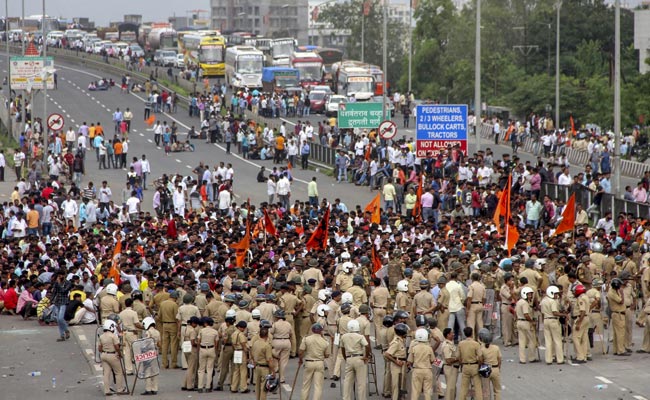Photo of मराठा आंदोलन: हिंगोली, सिंधुदूर्ग व जालना में वाहन फूंके गए, सोलापुर,नासिक में पथराव