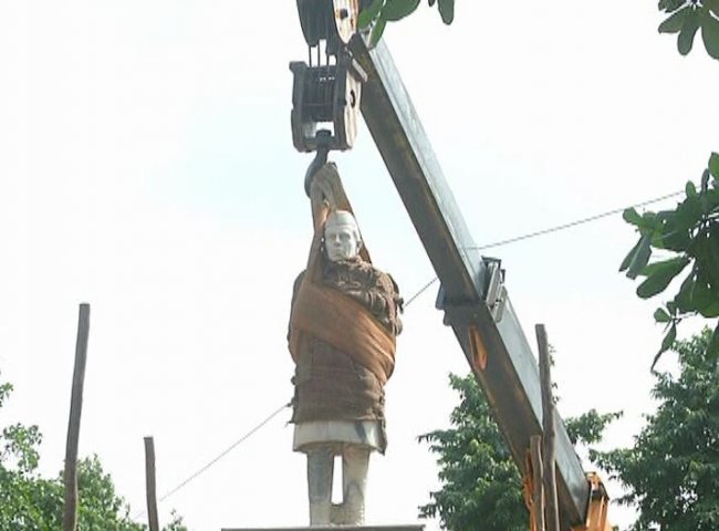 Photo of इलाहाबाद : क्रेन से हटाई गई नेहरू की मूर्ति , भड़की कांग्रेस