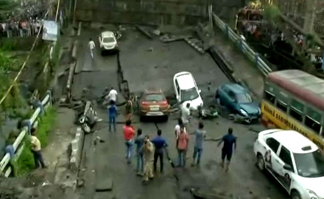 Photo of कोलकाता के मांझेरहाट में गिरा पुल , मलबे में गाड़ियां सहित दबे कई लोग