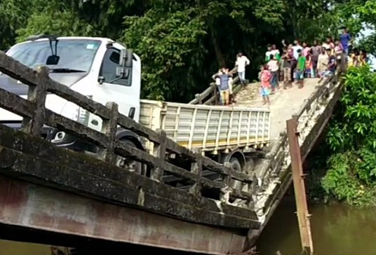 Photo of कोलकाता : टूटे हुए पुल पर इस तरह लटक गया ट्रक , हफ्ते भर के भीतर यह दूसरा हादसा