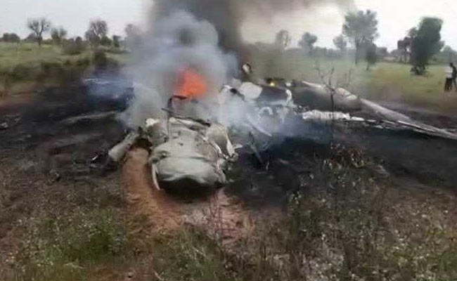Photo of उड़ान भरने के कुछ मिनट बाद ही क्रैश हुआ वायुसेना का लड़ाकू विमान, पायलट ने ऐसे बचाई अपनी जान