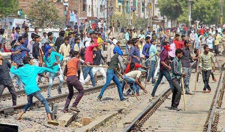 Photo of SC/ST एक्ट के विरोध में भारत बंद : पूरे भारत में बंद , सड़कों पर उतरे सवर्ण, ट्रेनें रोकीं