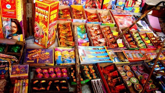 Photo of इस साल आप को बिना पटाखों के मनानी होगी दिवाली, बाजार में नहीं आ पाएंगे पटाखे