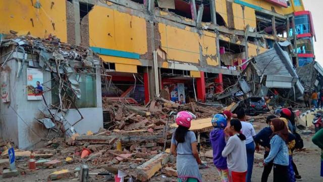 Photo of भूकंप और सुनामी से इंडोनेशिया में भारी तबाही , अभी तक 800 से ज्यादा लोगों मौत !