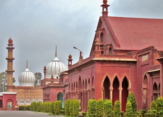 Photo of AMU में लगे होर्डिंग पर विवाद , कश्मीर को भारत से अलग , तो अरुणाचल प्रदेश को चीन में दिखाया