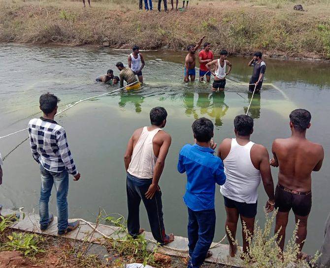 Photo of बड़ा हादसा : कर्नाटक में नहर में गिरी बस , 25 की मौत, मृतकों में ज्यादातर बच्चे शामिल