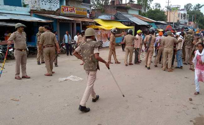 Photo of भीड़ ने युवक की पीट-पीटकर की हत्या , तमाशबीन बनकर खड़ी रही पुलिस