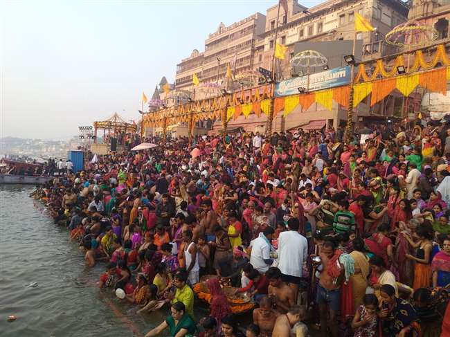 Photo of कार्तिक पूर्णिमा के दिन काशी के पावन घाटों पर दिखा भक्तो का अभूतपूर्व नज़ारा