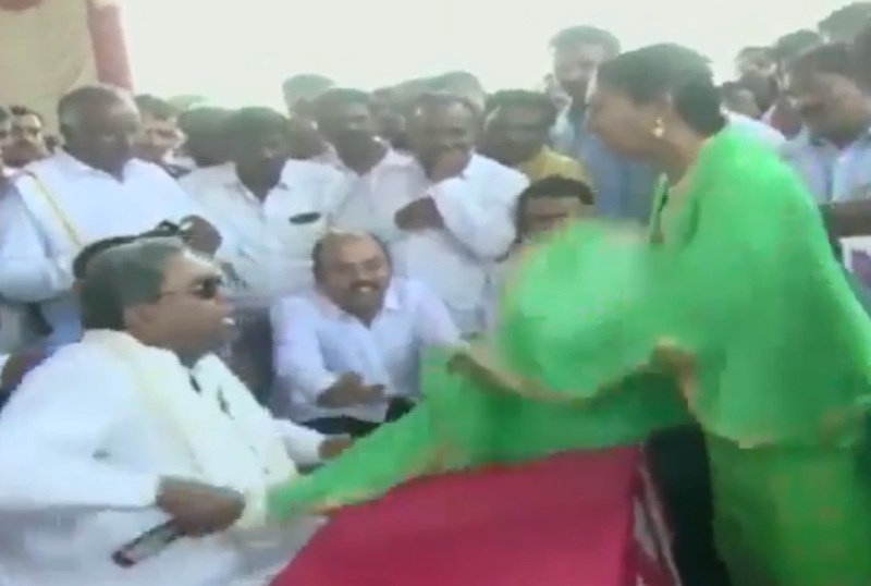 Photo of कर्नाटक: पूर्व मुख्यमंत्री  व कांग्रेस नेता सिद्धारमैया ने महिला से सरेआम की अभद्रता, वीडियो हुवा वायरल