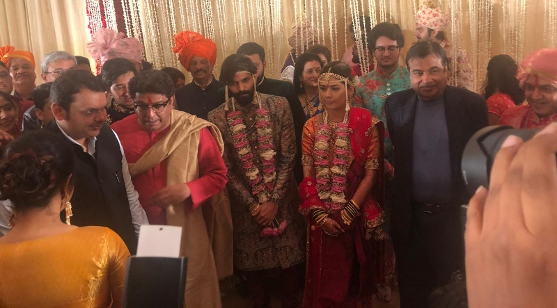 Photo of राज ठाकरे के बेटे अमित ठाकरे की शादी, कई जाने-माने राजनेता और बॉलीवुड के जाने माने चेहरे हुए सामिल ,वर्षो बाद एक साथ आया ठाकरे परिवार