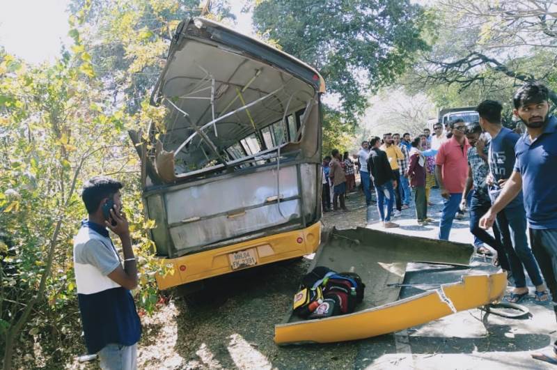 Photo of पालघर में बच्चो से भरी स्कूली बस पेड़ से टकराई ,दर्जनों बच्चे हुए घायल