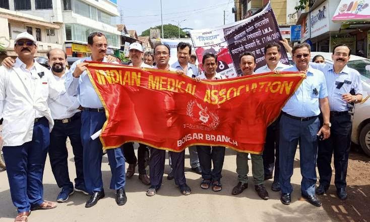Photo of पशिचम बंगाल की घटना के विरोध में पालघर के डॉक्टरों ने निकाला मोर्चा