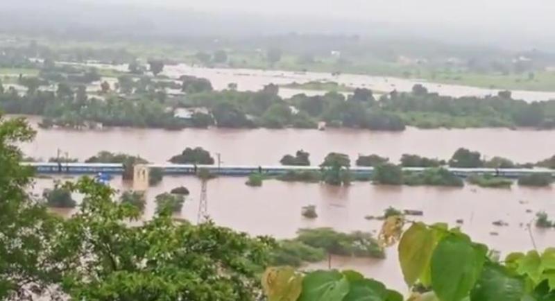 Photo of महालक्ष्मी एक्सप्रेस में फंसे करीब 700 रेल यात्रियों को सुरक्षित निकाला गया , मुंबई के पास बदलापुर की घटना