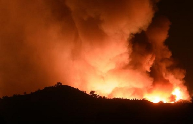 Photo of जंगल की आग के मद्देनजर कैलिफोर्निया में आपातकाल घोषित