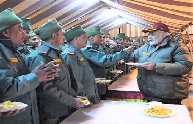 Photo of प्रधानमंत्री मोदी ने सैनिकों के साथ मनाई दीपावली