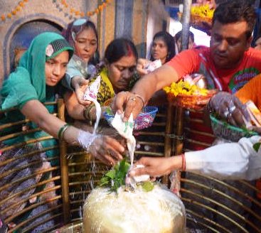 Photo of शिवरात्रि पर भगवान शिव के दर्शन की लालसा से उमड़ी भीड़