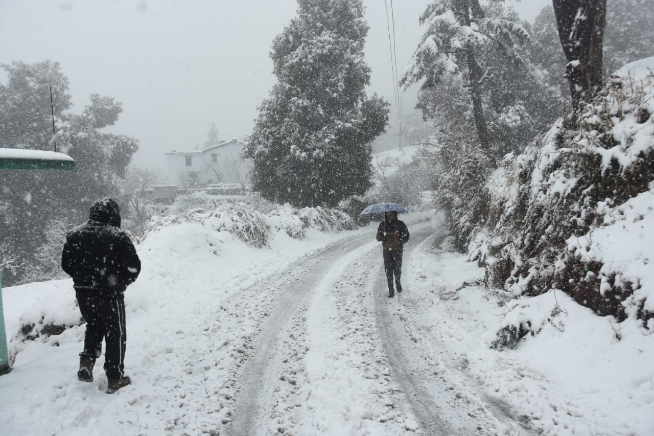 Photo of उत्तराखंड में बदला मौसम, ऊंचाई वाले क्षेत्रों में बर्फबारी