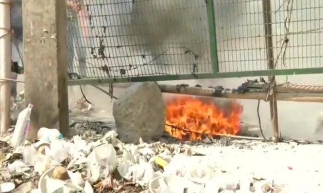 Photo of शाहीन बाग प्रदर्शनकारियों का आरोप, विरोध प्रदर्शन वाली जगह पर फेंका गया पेट्रोल बम