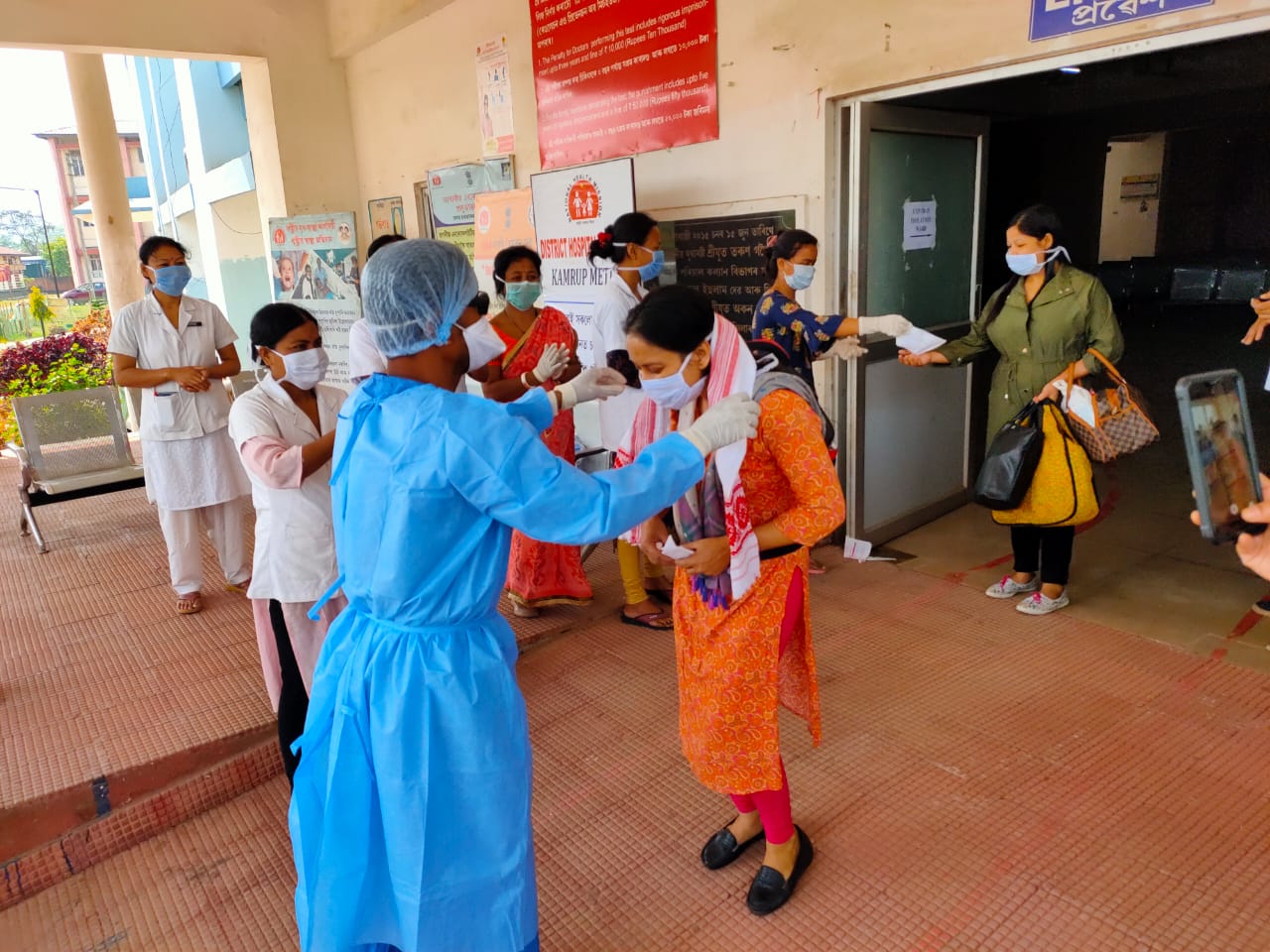 Photo of कोरोना संक्रमितों की सेवा में लगे चिकित्सा कर्मियों का किया गया सम्मान