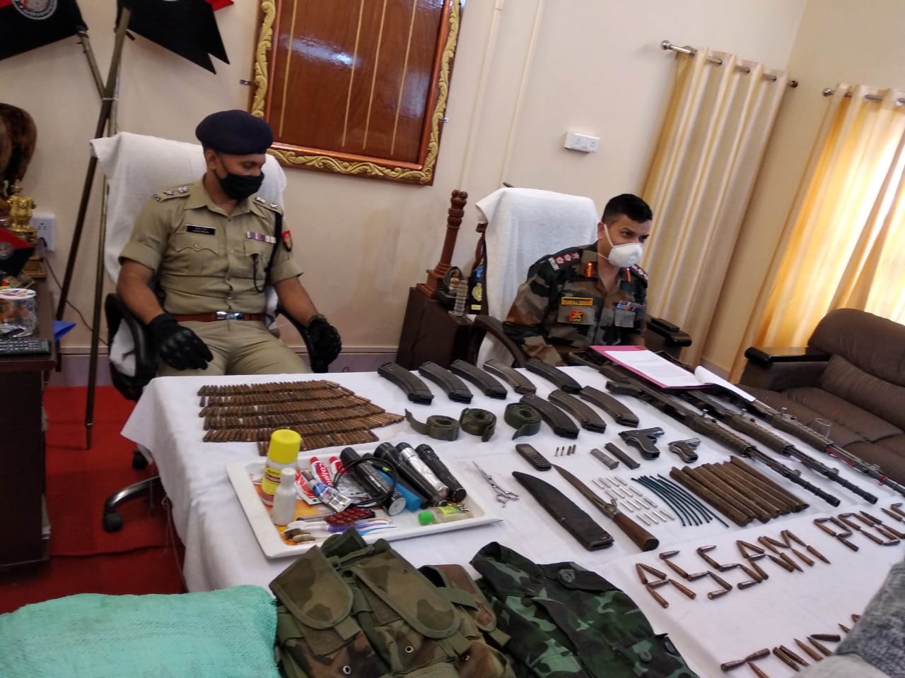 Photo of असम : भारी मात्रा में स्वचालित हथियारों के साथ 5 हार्डकोर उल्फा (स्वा) कैडर गिरफ्तार