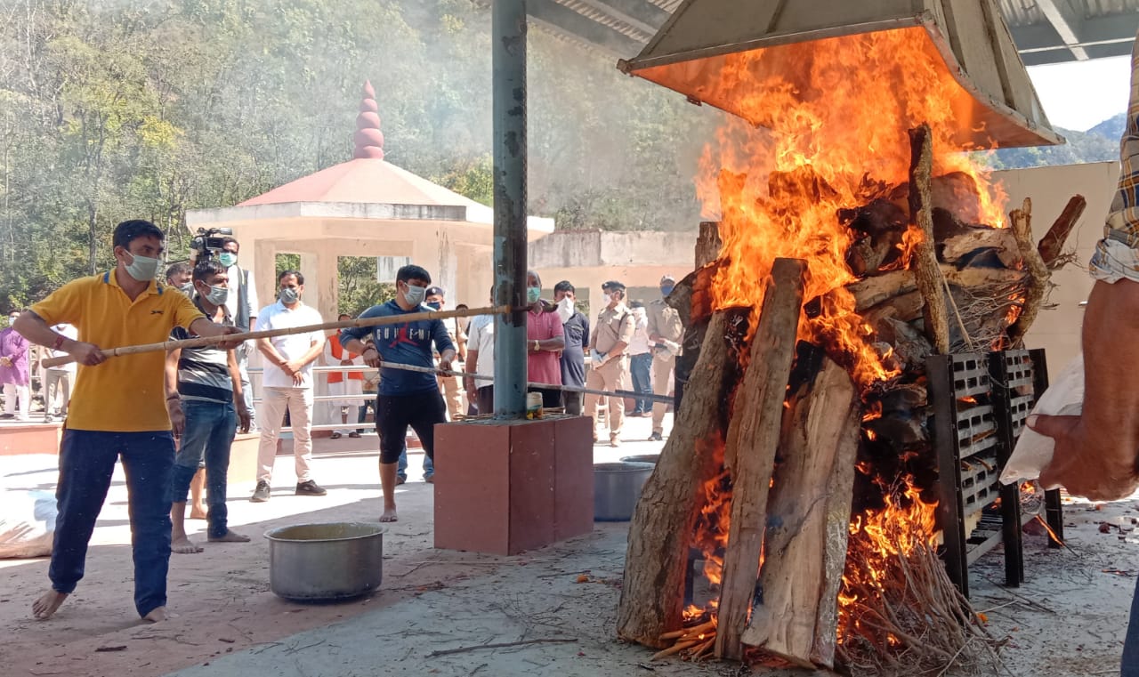 Photo of योगी के पिता आनंद सिंह बिष्ट पंचतत्व में विलीन, ज्येष्ठ पुत्र ने दी मुखाग्नि