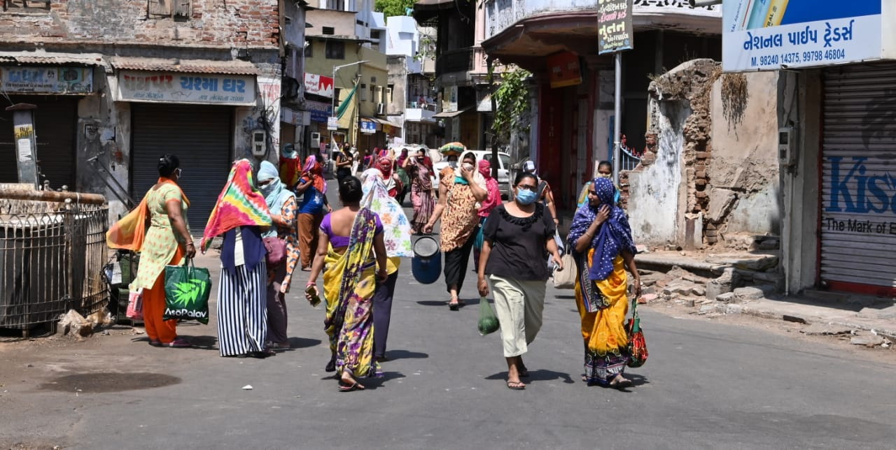 Photo of अहमदाबाद, सूरत और राजकोट में कर्फ्यू हटा, लॉकडाउन यथावत