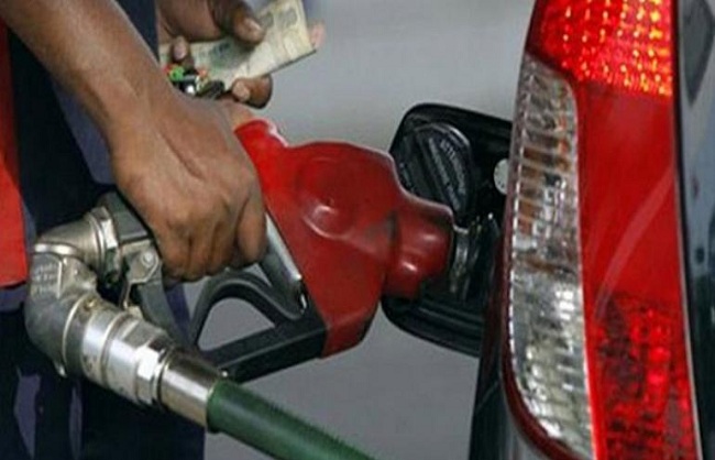 Photo of दिल्‍ली में 27.96 रुपये का पेट्रोल मिल रहा 71.26 रुपये का, जानिए कितना है टैक्‍स