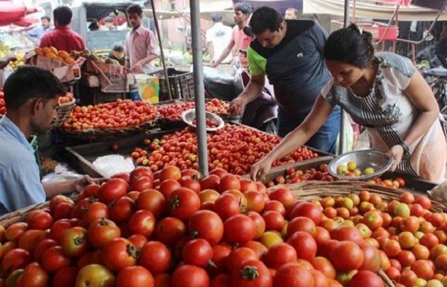 Photo of दिल्‍ली-एनसीआर में टमाटर बिक रहा 70 रुपये किलो, आलू भी हुआ महंगा